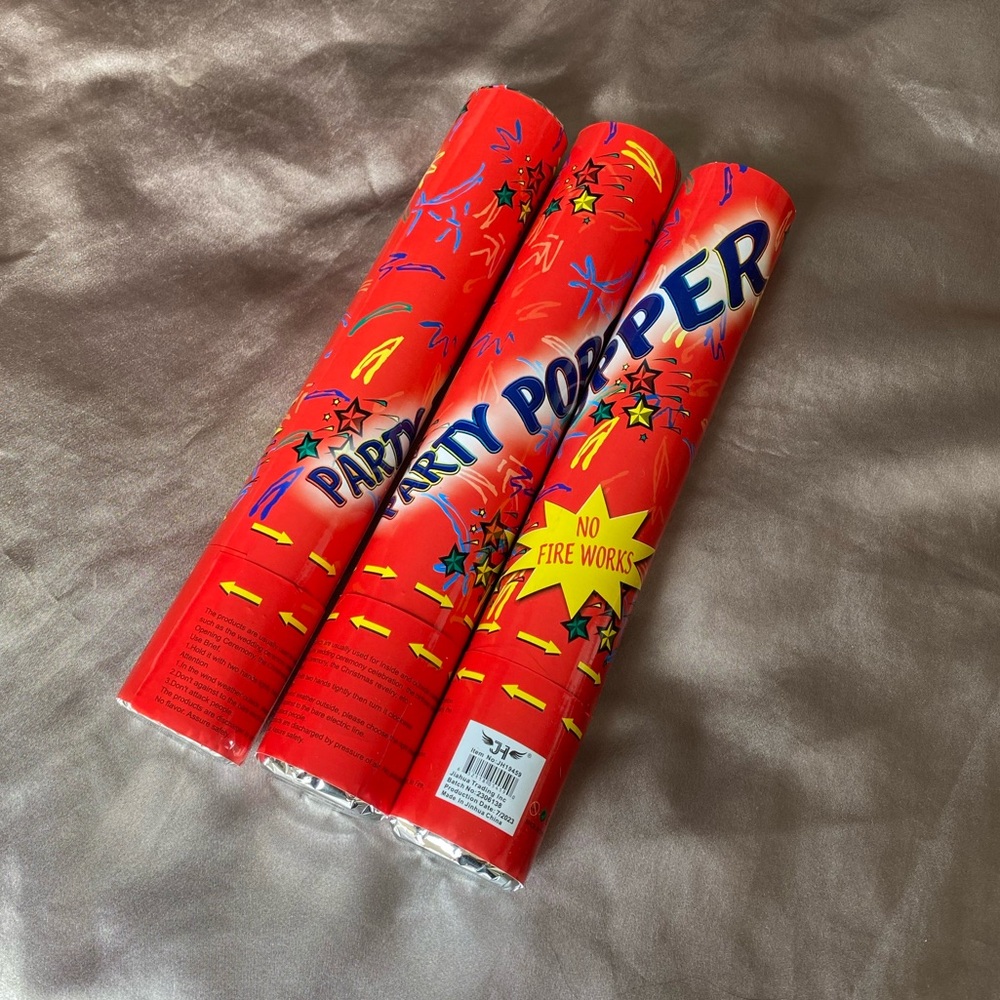 Red party poppers 3 pack